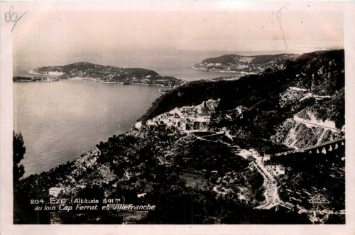 Eze, au Ioin Cap Ferrat et Villefranche