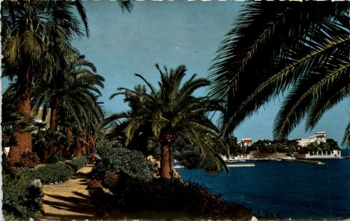 Beaulieu sur Mer, Le Jardin Exotique, Au fond: La villa Kerylos