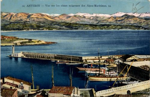 Antibes, Vue sur les eimes neigeuses des Alpes-Maritimes
