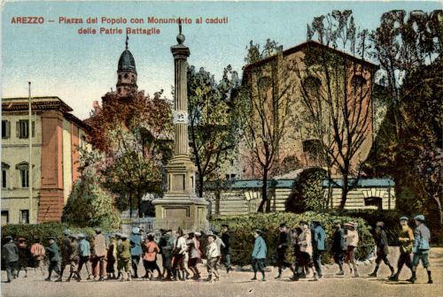 Arezzo - Piazza del Popolo con Monumento al caduti