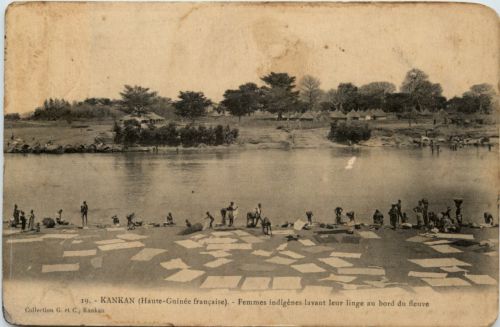 Guinee - Kankan - Femmes indigenes lavant leur linge