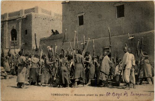 Tombouctou - Moussos pilant du Ble