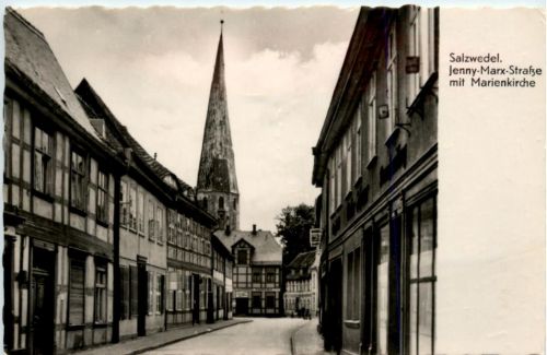 Salzwedel, Jenny-Marx-Strasse mit Marienkirche
