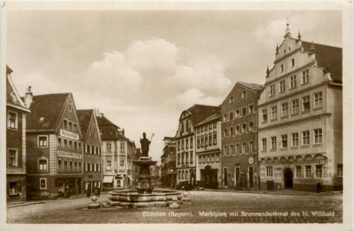 Eichstätt, Marktplatz mit Brunnendenkmal des hl. Willibald