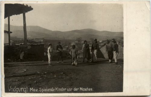 Vodovrat - Spielende Kinder vor der Moschee