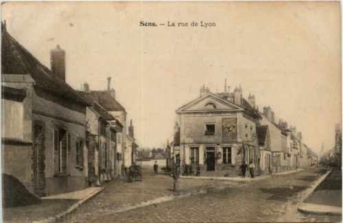 Sens - LA rue de Lyon