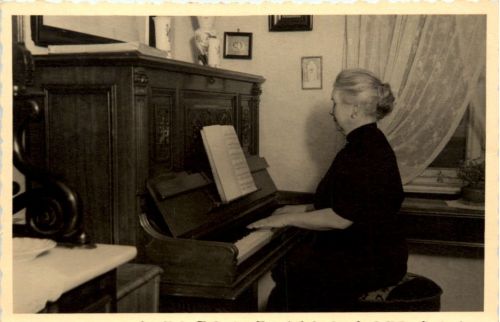 Nordhausen - Dame am Klavier