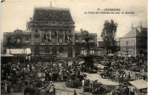 Cherbourg - La Place du Chateau un jour de Marche