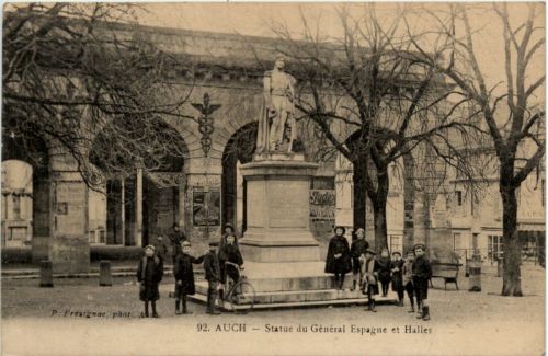 Auch - Statue du General Espagne et Halles