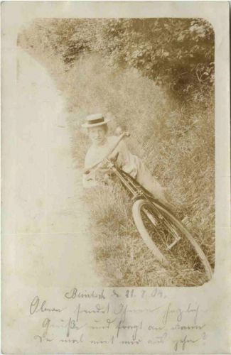 Reinbeck - Frau mit Fahrrad