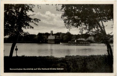 Romantischer Durchblickauf die Heiland-Kirche Sakrow