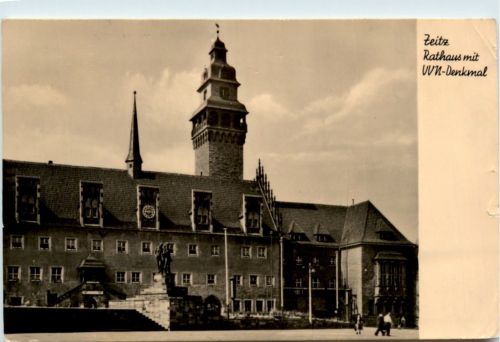 Zeitz, Rathaus mit VVN-Denkmal
