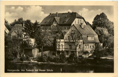 Harzgerode, Am Torteich mit Neuer Schule