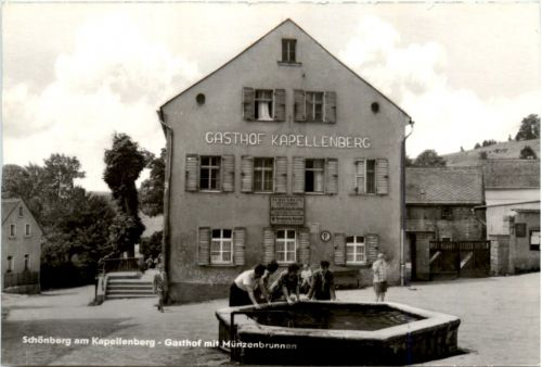 Schönberg am Kapellenberg, Gasthof mit Münzenbrunnen