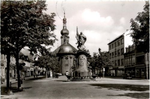 Rastatt, Marktplatz mit Berhardus-Brunnen und Stadtkirche