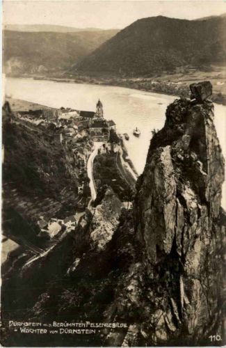 Dürnstein m.d berühmten Felsengebilde