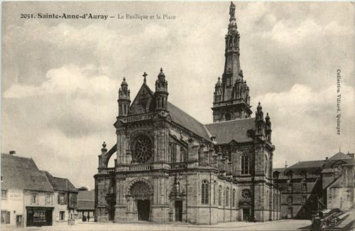 Sainte-Anne-dÀuray, la Basolique et la Place