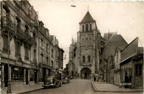 Saint-Quentin, Rue St. Andre et la Basilique