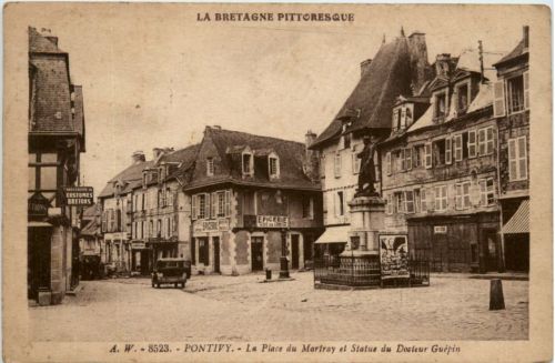 Pontivy, La Place du Martray et Statue du Docteur Guepin