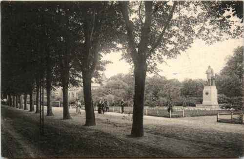 Hamm i.W., Ostenallee mit Falkdenkmal