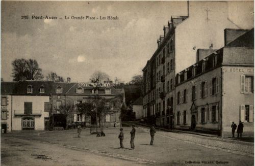 Pont-Aven, La Grande Place-Les Hotels