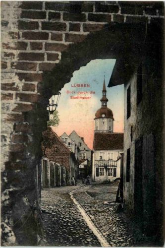 Lübben - Blick durch die Stadtmauer