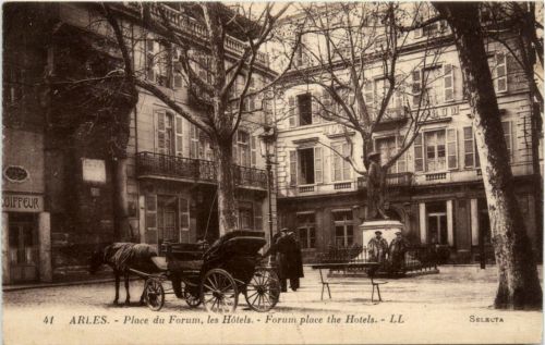 Arles - Place du forum