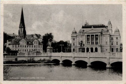 Schwerin, Staatstheater mit Dom