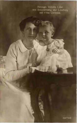 Herzogin Victoria Luise von Braunschweig und Lüneburg mit Prinz Christian