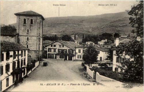 Ascain - Place de l Eglise