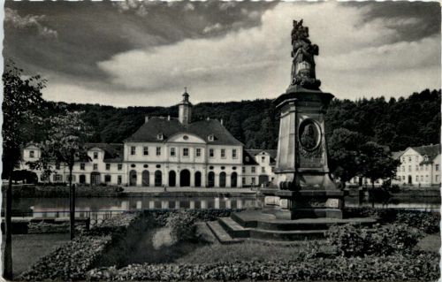 Bad Karlshafen das Denkmal des Gründers der Stadt mit Jagdschloss