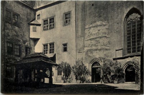 Rochsburg a. Mulde, Schlosshof mit dem alten Ziehbrunnen