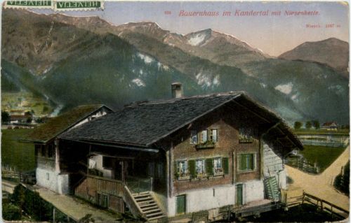 Bauernhaus im Kandertal mit Niesenkette