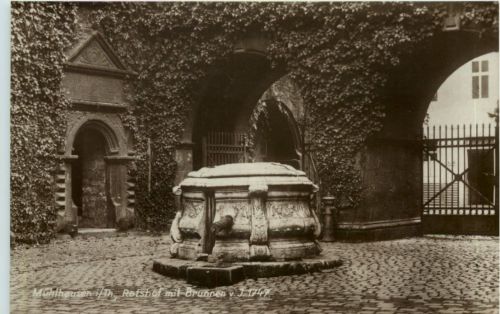 Mühlhausen - Ratshof mit Brunnen