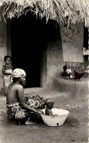 Afrique Noire - La toilette de Bebe - Mali