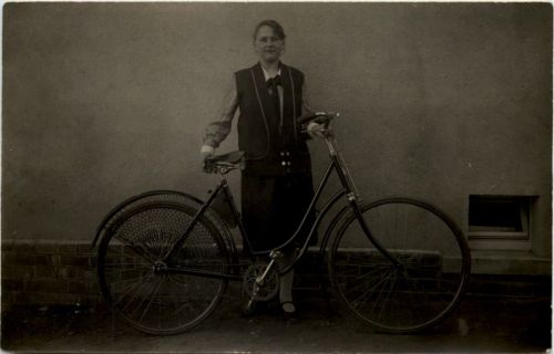 Frau mit Fahrrad