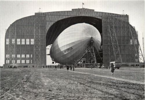 Graf Zeppelin fährt ein in die Halle von Lakehurst - REPRO