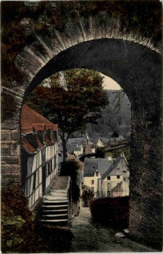 Monschau-Montjoie, Durchblick vom Schlossbogen