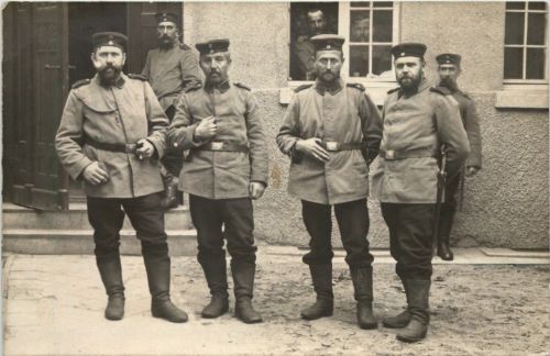 Soldaten 1. Landsturm Magdeburg Pionier Batl. 4 gelaufen in Tapiau - Ostpreussen