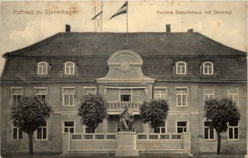 Rathaus zu Stavenhagen - Reuters Geburtshaus mit Denkmal