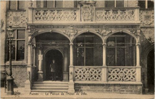 Furnes - Le Perron de l Hotel de Ville