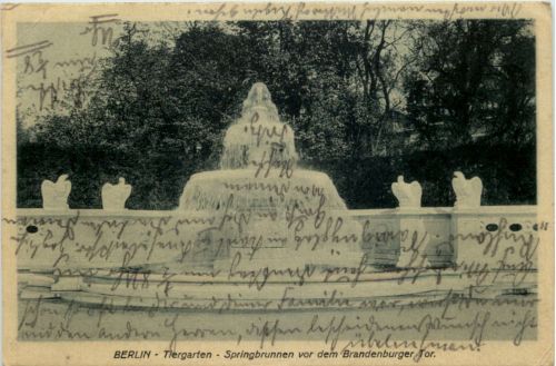 Berlin-Tiergarten, Springbrunnen vor dem Brandenburger Tor