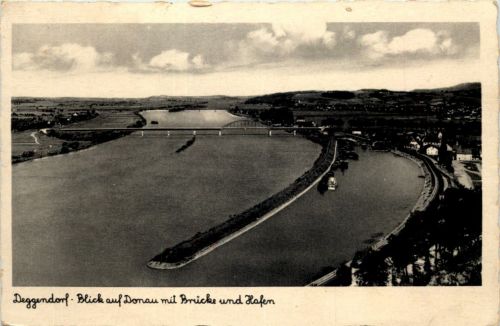 Deggendorf, Blick auf Donau mit Brücke und Hafen