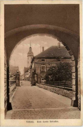 Torgau, Blick durchs Schlosstor