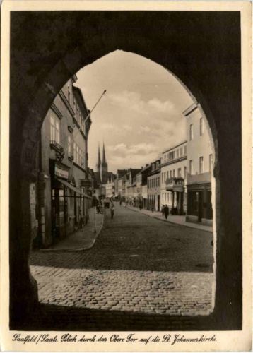 Saalfeld/Saale, Blick durch das Obere Tor auf die St. Johanneskirche