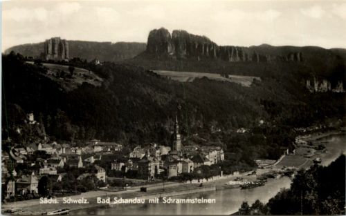 Bad Schandau mit den Schrammsteinen