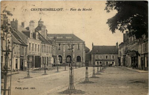 Chateaumeillant - Place du Marche
