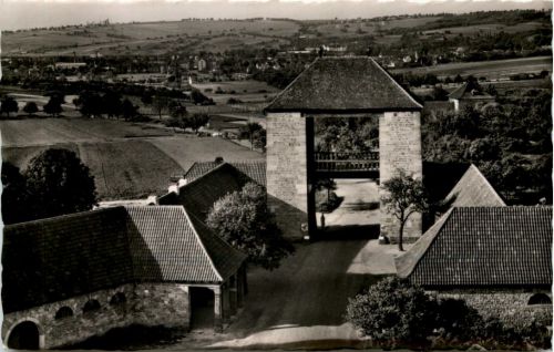 Schweigen an der Weinstrasse mit Blick auf Weissenburg