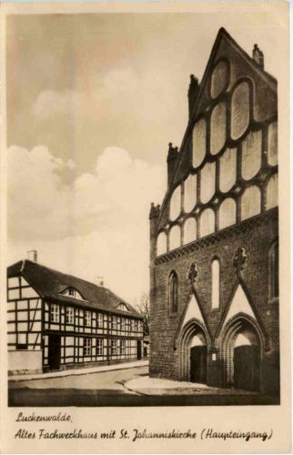 Luckenwalde, Altes Fachwerkhaus mit St. Johanniskirche