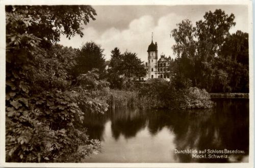 Durchblick auf Schloss Basedow, Meckl. Schweiz